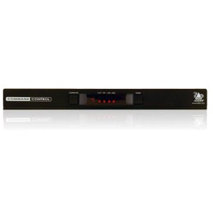 Frontansicht des 4-Port KVM Switch ADDER CCS4-PRO. Der CCS-PRO4 kann mit auswählbaren Tastatur-Hotkeys, Mäusen mit drei Tasten oder den Steuerelementen an der Vorderseite umgeschaltet werden.