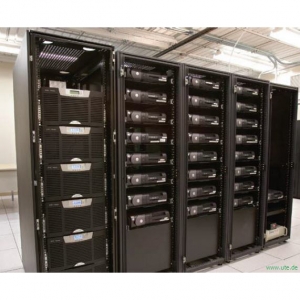Die Eaton BladeUPS bleibt kühl  – selbst wenn das Rechenzentrum vollständig mit Servern bestückt ist.